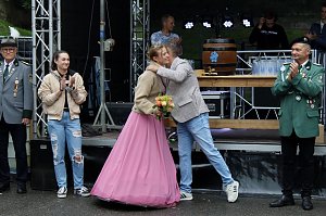 Fest mit Bieranstich, Spielmannszug und Sch&uuml;tzenverein