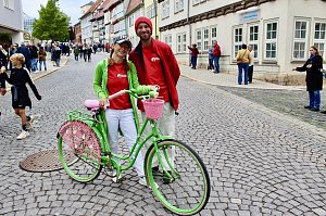 Feiernde Menschen bei einem Festumzug