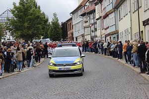 Feiernde Menschen bei einem Festumzug