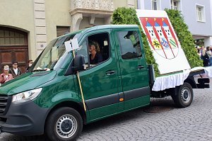 Feiernde Menschen bei einem Festumzug