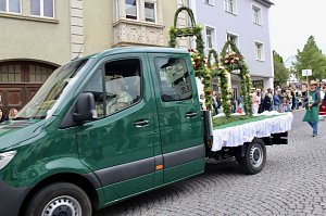 Feiernde Menschen bei einem Festumzug