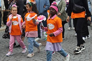 Feiernde Menschen bei einem Festumzug