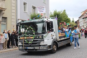 Feiernde Menschen bei einem Festumzug