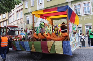 Feiernde Menschen bei einem Festumzug