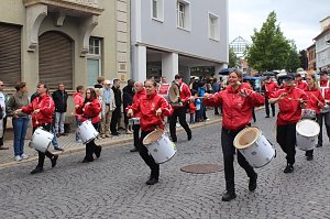 Feiernde Menschen bei einem Festumzug
