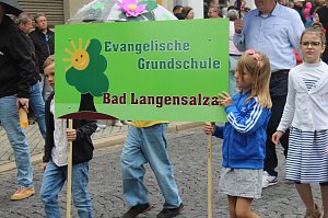 Feiernde Menschen bei einem Festumzug