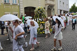 Feiernde Menschen bei einem Festumzug