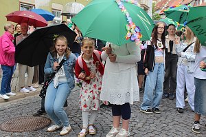 Feiernde Menschen bei einem Festumzug