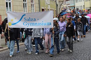 Feiernde Menschen bei einem Festumzug