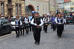 Feiernde Menschen bei einem Festumzug