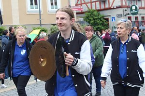 Feiernde Menschen bei einem Festumzug