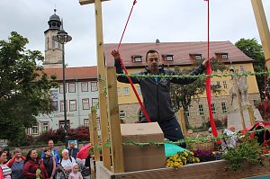 Feiernde Menschen bei einem Festumzug