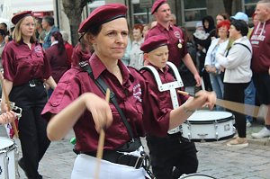 Feiernde Menschen bei einem Festumzug
