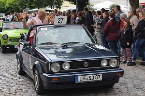 Feiernde Menschen bei einem Festumzug