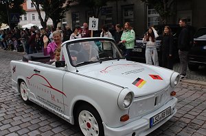 Feiernde Menschen bei einem Festumzug