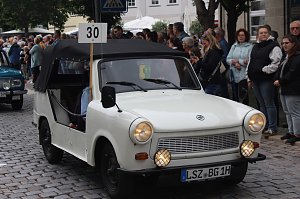Feiernde Menschen bei einem Festumzug