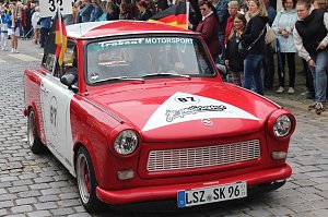 Feiernde Menschen bei einem Festumzug