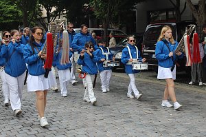 Feiernde Menschen bei einem Festumzug