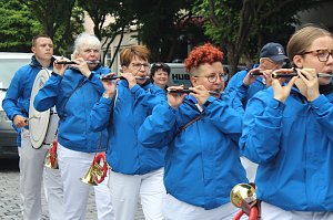 Feiernde Menschen bei einem Festumzug