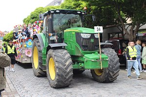 Feiernde Menschen bei einem Festumzug