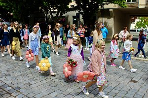Feiernde Menschen bei einem Festumzug