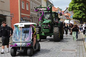 Feiernde Menschen bei einem Festumzug