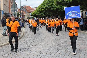 Festumzug mit fr&ouml;hlichen Menschen