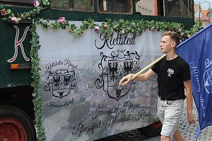 Festumzug mit fr&ouml;hlichen Menschen