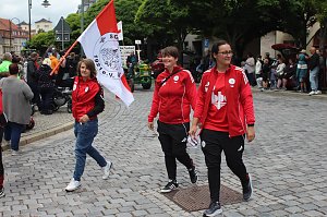 Festumzug mit fr&ouml;hlichen Menschen