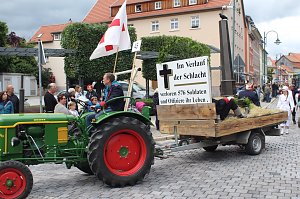 Festumzug mit fr&ouml;hlichen Menschen