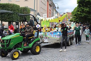 Festumzug mit fr&ouml;hlichen Menschen