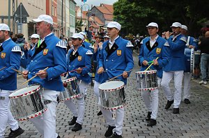 Festumzug mit fr&ouml;hlichen Menschen