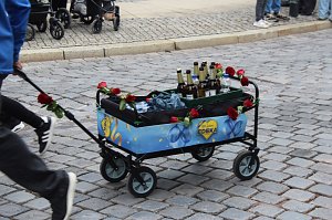 Festumzug mit fr&ouml;hlichen Menschen