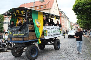 Festumzug mit fr&ouml;hlichen Menschen
