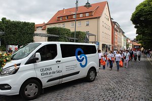 Festumzug mit fr&ouml;hlichen Menschen