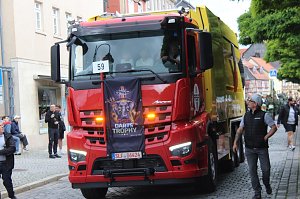 Festumzug mit fr&ouml;hlichen Menschen