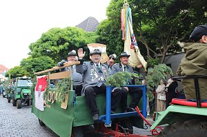 Festumzug mit fr&ouml;hlichen Menschen