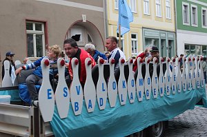 Festumzug mit fr&ouml;hlichen Menschen