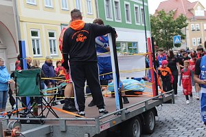 Festumzug mit fr&ouml;hlichen Menschen