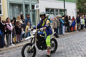 Festumzug mit fr&ouml;hlichen Menschen