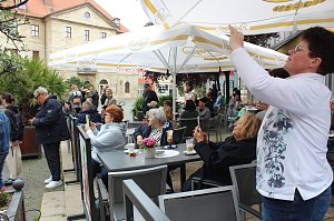 Festumzug mit fr&ouml;hlichen Menschen