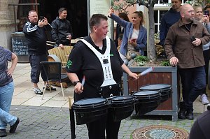 Festumzug mit fr&ouml;hlichen Menschen