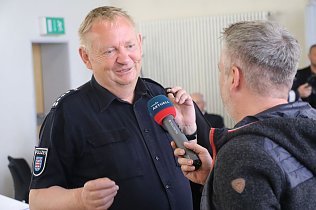Bild: Polizeihauptkommissar Volker Brandt ist bis heute von seinen vierbeinigen Kollegen begeistert