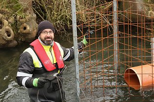 Bild: Mit dem Gitter vor dem Zulauf sollen die Biber davon abgehalten werden, den Abfluss wieder zu verstopfen