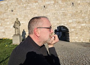 Bild: Andreas Hillger schrieb das Libretto - hier in M&uuml;hlhausen vor dem M&uuml;ntzer-Denkmal bei seinem Besuch des Bachchores im April diesen Jahres.