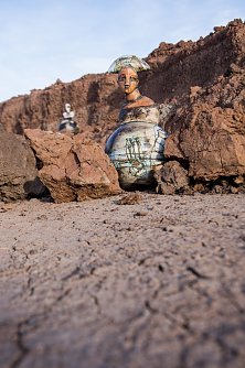 Marion Walther: Mondfrau in den Tongruben bei Bollstedt, Keramik, 2006. (Foto: Foto: Roland Obst &copy; M&uuml;hlh&auml;user Museen  )