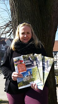 Ute Rust (Welterberegion Wartburg Hainich e.V.) pr&auml;sentiert das neue Erlebnismagazin der Welterberegion Wartburg Hainich. (Foto: Welterberegion Wartburg Hainich   )