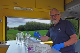 Harald G&uuml;lzow untersucht Wasserproben (Foto: VSR Gew&auml;sserschutz)