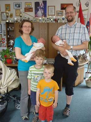 Eine tiefenentspannte Familie Moos mit dem Zwillingsp&auml;rchen auf dem Arm und den 3 und 5 Jahre alten S&ouml;hnen nach der &Uuml;bergabe der Ehrenpatenschaftsurkunde.  (Foto: Foto: Landratsamt)