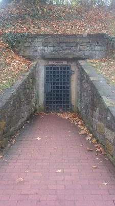 Der Treffpunkt der F&uuml;hrung ist der Eingang der Kasematten, Elsa-Brandstr&ouml;m-Weg (im Park; &ouml;stlich von Schloss Friedenstein). (Foto: Foto: Touristinformation)